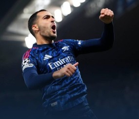 欧冠阿森纳3比0弱旅，十连胜遭遇魔鬼赛程，梅里诺两球状态佳